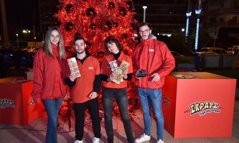 Εορταστικό χρώμα στο Γαλάτσι από το ΣΚΡΑΤΣ – Στόλισε την πλατεία Μανδηλαρά με ένα κατακόκκινο χριστουγεννιάτικο δέντρο