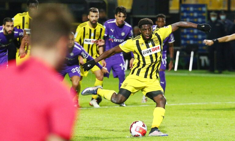 Άρης - ΟΦΗ: Οι «κιτρινόμαυροι» κάνουν το 2-0 στο 45+4' και πάλι με εύστοχη εκτέλεση πέναλτι, αυτή τη φορά από τον Αμπουμπακάρ Καμαρά.