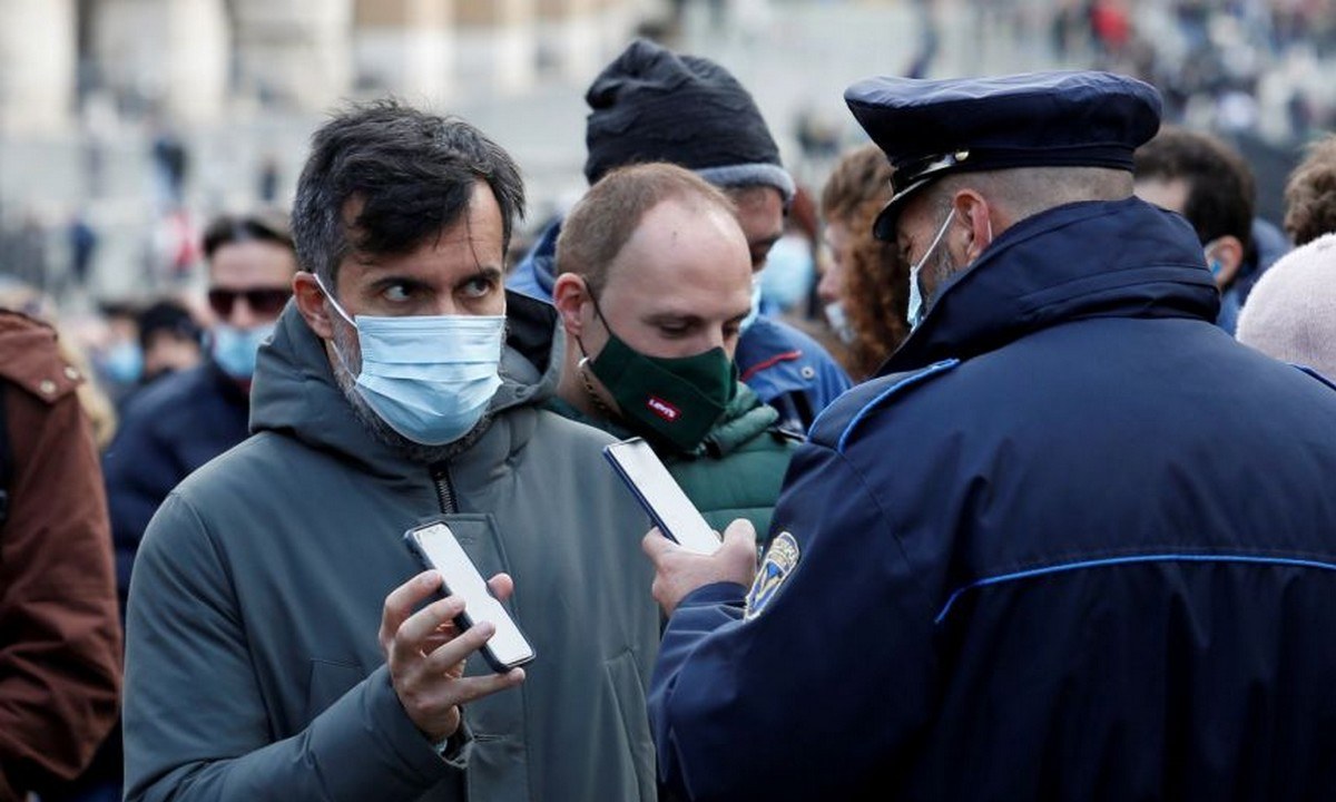 O Κορονοϊός συνεχίζει να απασχολεί τον πλανήτη και μία από τις χώρες που ψάχνουν την λύση με το πρόβλημα είναι η Ιταλία στην οποία θα γίνει υποχρεωτικός ο εμβολιασμός στα σώματα ασφαλείας.