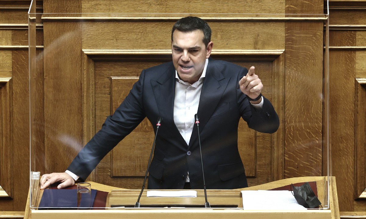 Σε ομιλία του στη Βουλή ο Αλέξης Τσίπρας ζήτησε την παραίτηση Μητσοτάκη και την προκήρυξη εκλογών, θέλοντας να χτίσει ξανά δυναμικό προφίλ.