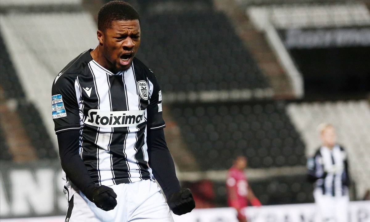 ΠΑΟΚ – ΑΕΛ: Ο Άκπομ έβαλε φανταστικό γκολ και αποβλήθηκε γιατί έβγαλε τη φανέλα του! (vid)