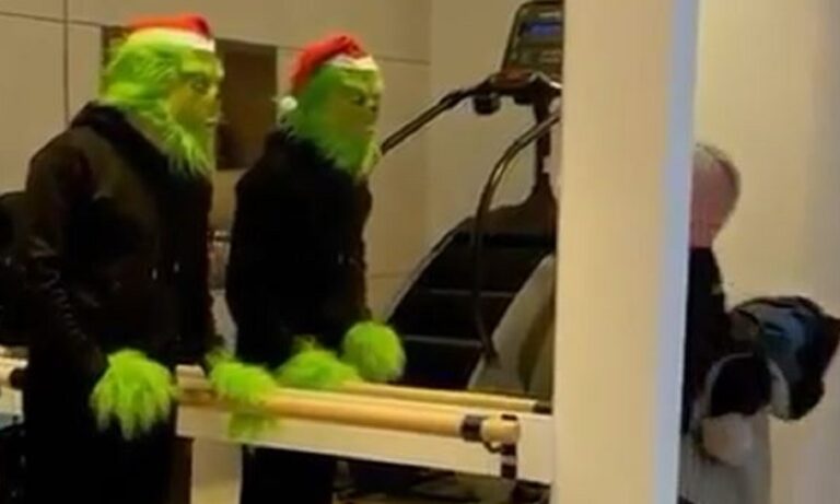 Ντε Μπρόινε: Ντύθηκε Γκριντς και κοψοχόλιασε τη μητέρα του (vid)