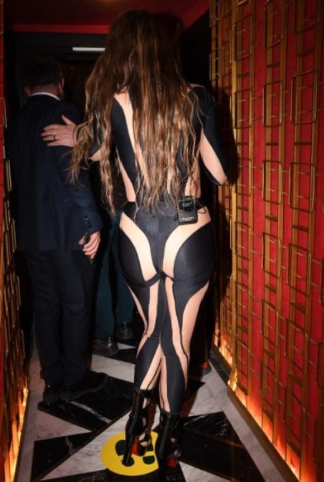 Toυρκία: Πανέμορφη Τουρκάλα τραγουδίστρια σόκαρε με το πίσω της φόρμας της