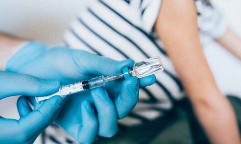 Κορονοϊός – Εμβόλια: Ξεκινά η τέταρτη δόση – Τι θα γίνει με την επέκταση της υποχρεωτικότητας