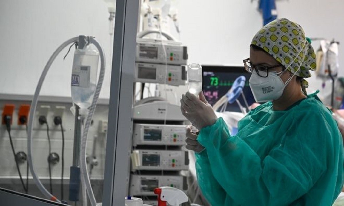 Κορονοϊός: Σε ΣΟΚ η κυβέρνηση – Έρχονται 40.000 νέα κρούσματα