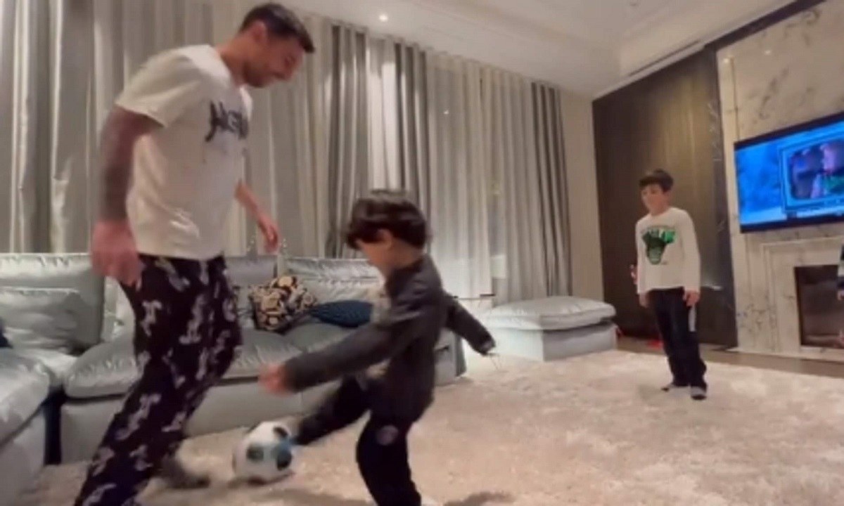 Ο Λιονέλ Μέσι μετέτρεψε το σαλόνι σε… γήπεδο και «μαγεύει», παίζοντας μπάλα με τα παιδιά του. Δείτε το απολαυστικό βίντεο.