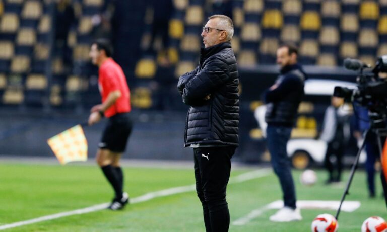 Νιόπλιας: «Ο διαιτητής προσβάλλει τον επόπτη»