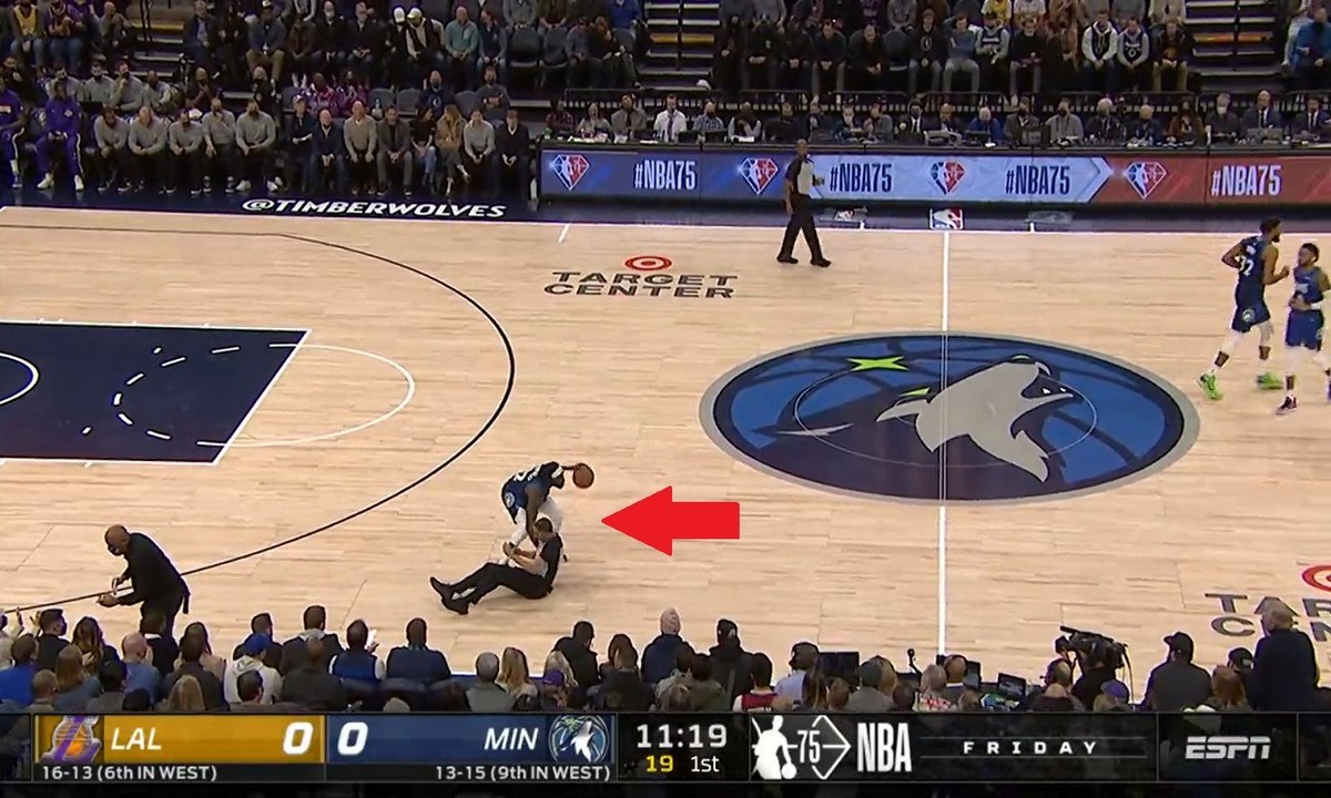 NBA: Ο Μπέβερλι άφησε την επίθεση των Τίμπεργουλβς για να βοηθήσει τον διαιτητή που έπεσε στο παρκέ (vid)