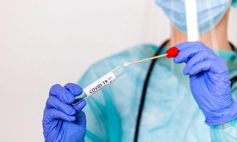 Κορονοϊός – PCR τεστ: Η ανικανότητα της Κυβέρνησης να ελέγξει τον ιό απαγορεύεται να δώσει τροφή στο «εμείς και εσείς»