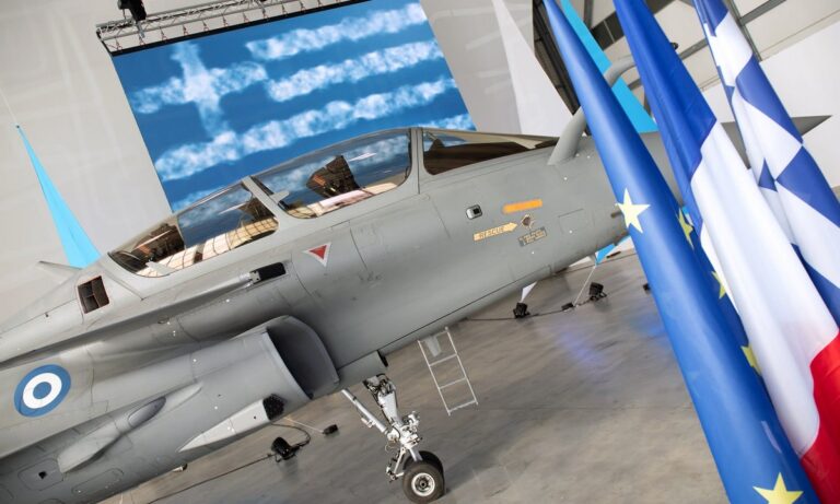 Ελληνοτουρκικά: Προσγειώνονται στην Ελλάδα και τρομάζουν τα πρώτα Rafale – Ειδική τιμή στον αρχηγό ΓΕΑ