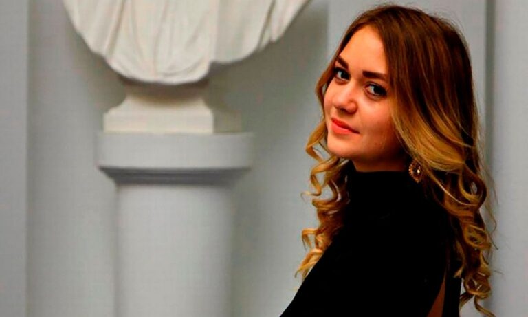 Ρωσία: Σε μπελάδες 23χρονη Ρωσίδα δασκάλα επειδή έβγαλε τα ρούχα της