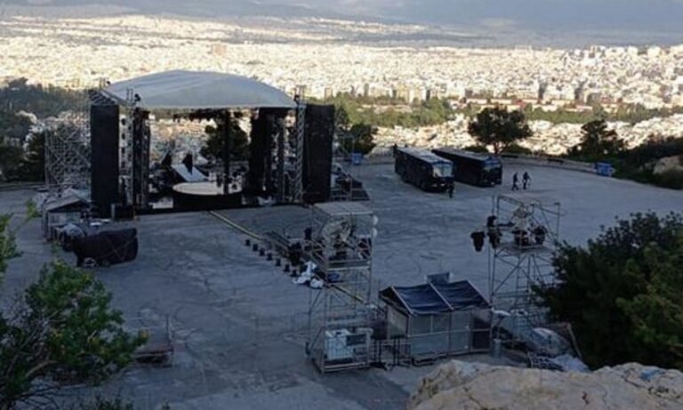 Μια πανάκριβη συναυλία του Δήμου Αθηναίων για το θεαθήναι. Κατασπατάληση δημόσιου χρήματος. Κλούβες των ΜΑΤ να φυλάνε τη σκηνή. Πρωτοχρονιά χωρίς πολίτες, «για τους πολίτες». Μία εικόνα - χίλιες λέξεις, για τη πραγματικότητα του σήμερα.