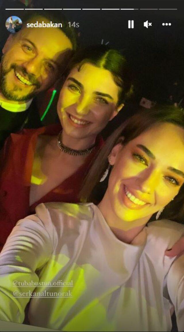 Η ηθοποιός Μελίς Σεζέν, πρωταγωνίστρια της σειράς «Sadakatsiz», κέρδισε ένα από τα βραβεία. Όταν ανέβηκε στη σκηνή για να το παραλάβει είπε: «Το κρατάω γιατί είναι στο χέρι μου». Όπως καταλαβαίνετε αυτή η ατάκα δεν βγάζει και πολύ νόημα, οπότε η ίδια κλήθηκε να τη σχολιάσει εκ νέου. «Όλοι μιλούσαν πολύ όμορφα στη σκηνή. Εγώ υπέθεσα ότι δεν θα μπορέσω να κάνω το ίδιο. Σκέφτηκα ότι απλά θα ευχαριστήσω και θα κατέβω. Είδα μόνο ένα λευκό φως, έπαθα αμνησία. Έκλεισα τα μάτια μου με ενθουσιασμό και είπα αυτό που είπα», τόνισε.