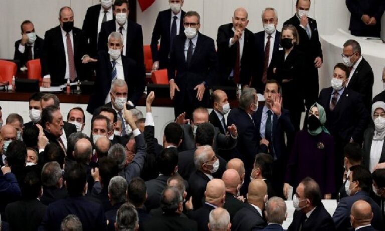 Τουρκία: Χαμός στη Βουλή – Ήρθαν στα χέρια! (vid)