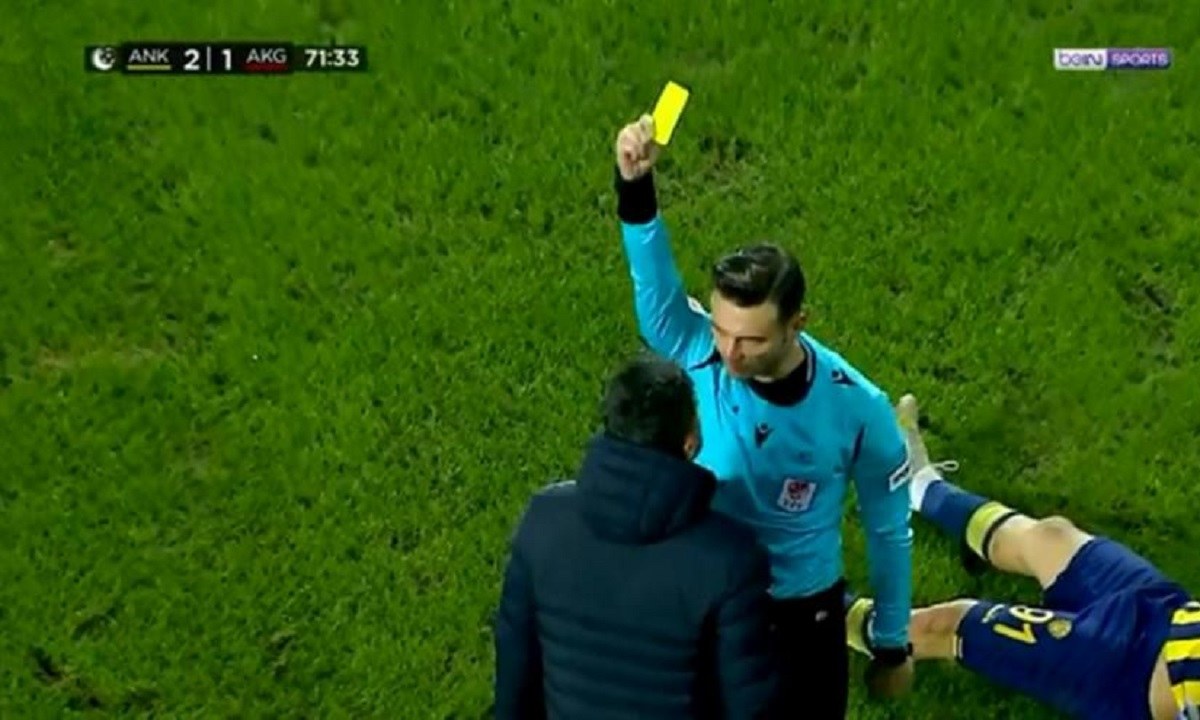 Ένα απίστευτο περιστατικό διαδραματίστηκε στην Τουρκία. Διαιτητής έδειξε την κίτρινη κάρτα στον τραυματιοφορέα!