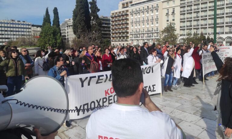 Υγειονομικοί: Συγκέντρωση διαμαρτυρίας κατά της υποχρεωτικότητας στο Σύνταγμα (pics & vids)