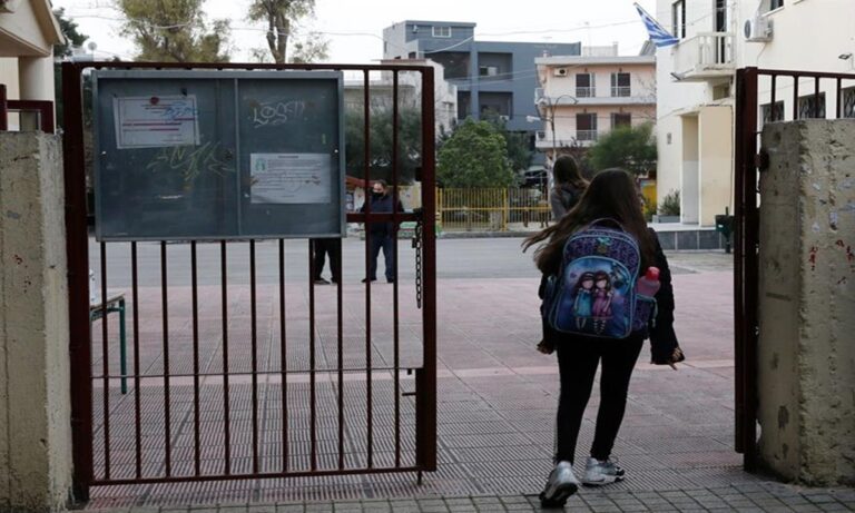 Σχολεία: Επιτελικό μπάχαλο στο άνοιγμα, με έλλειψη από self tests και 14.000 κρούσματα