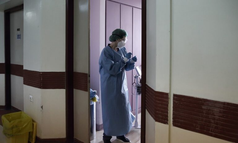 Θάνος Πλεύρης: Απολύονται οι ανεμβολίαστοι υγειονομικοί τον Απρίλιο – Προκλητικοί πανηγυρισμοί για τους «λίγους νεκρούς»