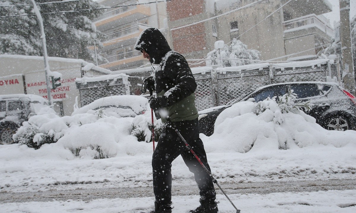 Καιρός: Η κακοκαιρία «Ελπίδα» συνεχίζει να δείχνει τα δόντια της με έντονη χιονόπτωση σε πολλές περιοχές της χώρας.