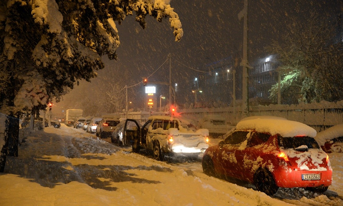 Η κακοκαιρία Ελπίς και οι πολύ πυκνές χιονοπτώσεις που έχουν προκαλέσει σοβαρά προβλήματα οδήγησαν την κυβέρνηση να κηρύξει γενική αργία.