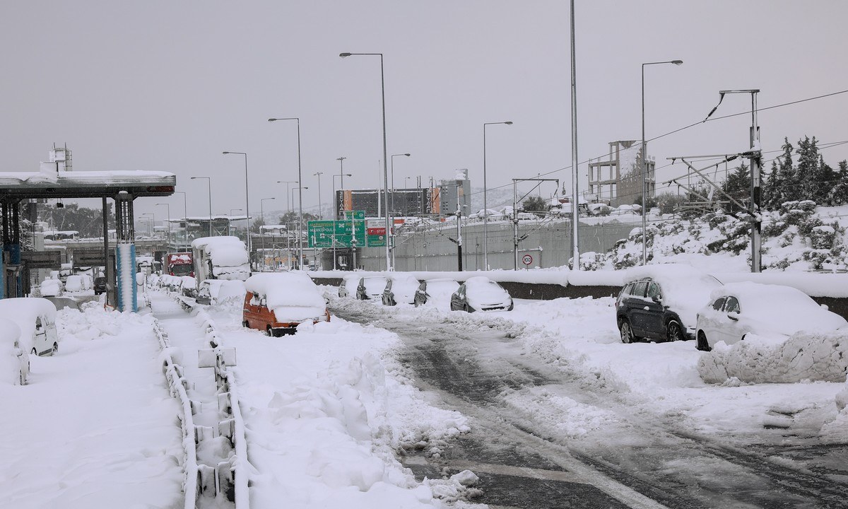 Διακόσιοι άνθρωποι ακόμα εγκλωβισμένοι στην Αττική Οδό