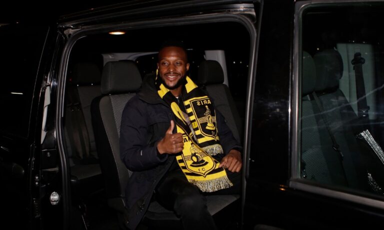 Άρης: Με κασκόλ και καπελάκι της ομάδας ήρθε ο Ντουκουρέ