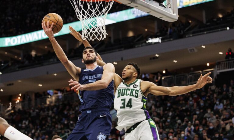 Μιλγουόκι Μπακς: Σάρωσαν τους Γκρίζλις – Φανταστικός ο Αντετοκούνμπο!