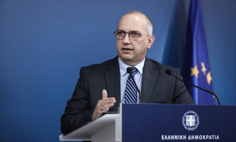 Ο Γιάννης Οικονόμου δήλωσε με περηφάνεια από τον ΣΚΑΪ πως η κυβέρνηση ήταν η πρώτη στην Ευρώπη που εφάρμοσε πρόστιμα υποχρεωτικότητας και δίχασε τον κόσμο σε εμβολιασμένους και ανεμβολίαστους.