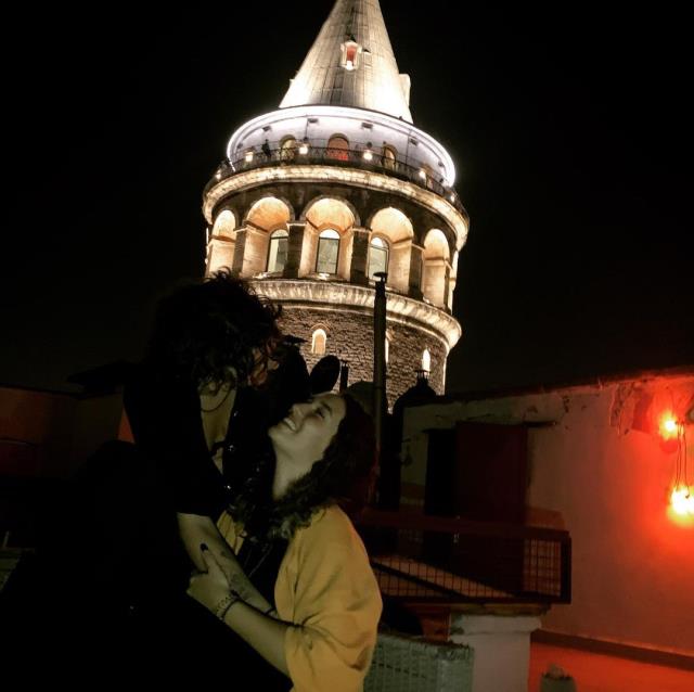 Ένα διάσημο μοντέλο και μια τενίστρια στην Τουρκία, σύναψαν ερωτική σχέση και δεν το κρύβουν, ανεβάζοντας φωτογραφίες στα social media.