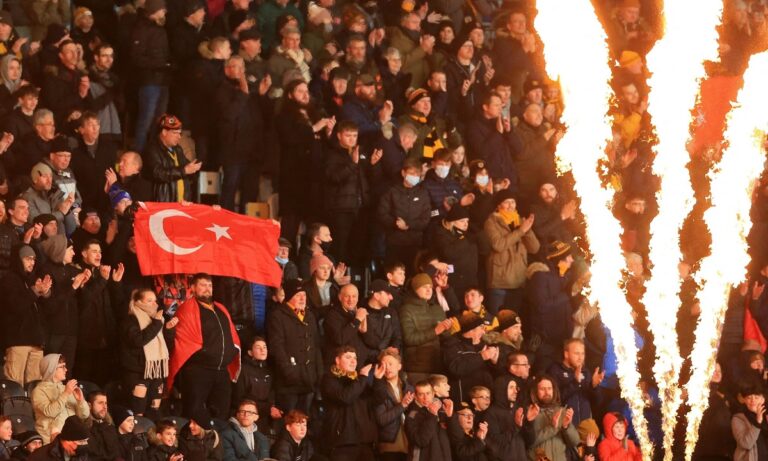 Οι οπαδοί της Χαλ μπήκαν για τα καλά σε ρυθμούς... Ατζούν, υψώνοντας τουρκικές σημαίες στην αναμέτρηση με την Μπλάκμπερν.