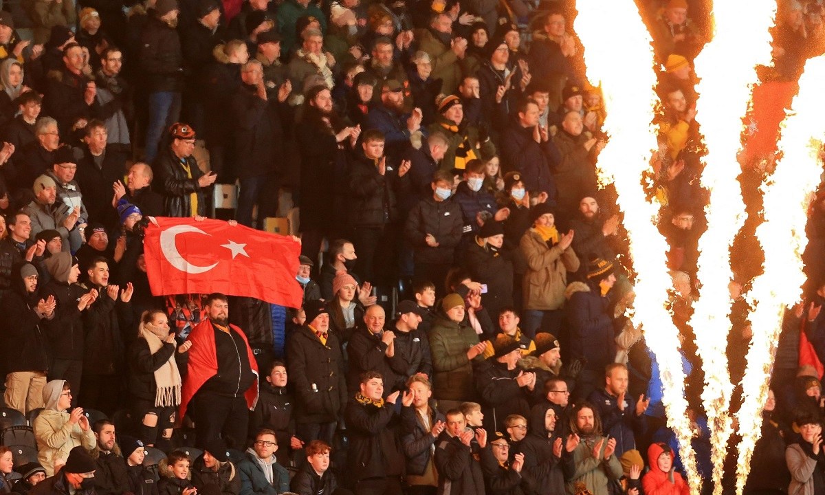 Ατζούν: Τρέλα με την Τουρκία για τους οπαδούς της Χαλ – Κυματίζουν τουρκικές σημαίες