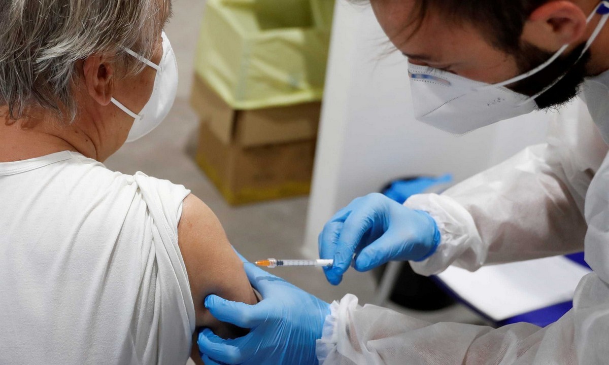 Κορονοϊός: Τριπλά εμβολιασμένοι που νόσησαν μπορούν να ξανά κολλήσουν