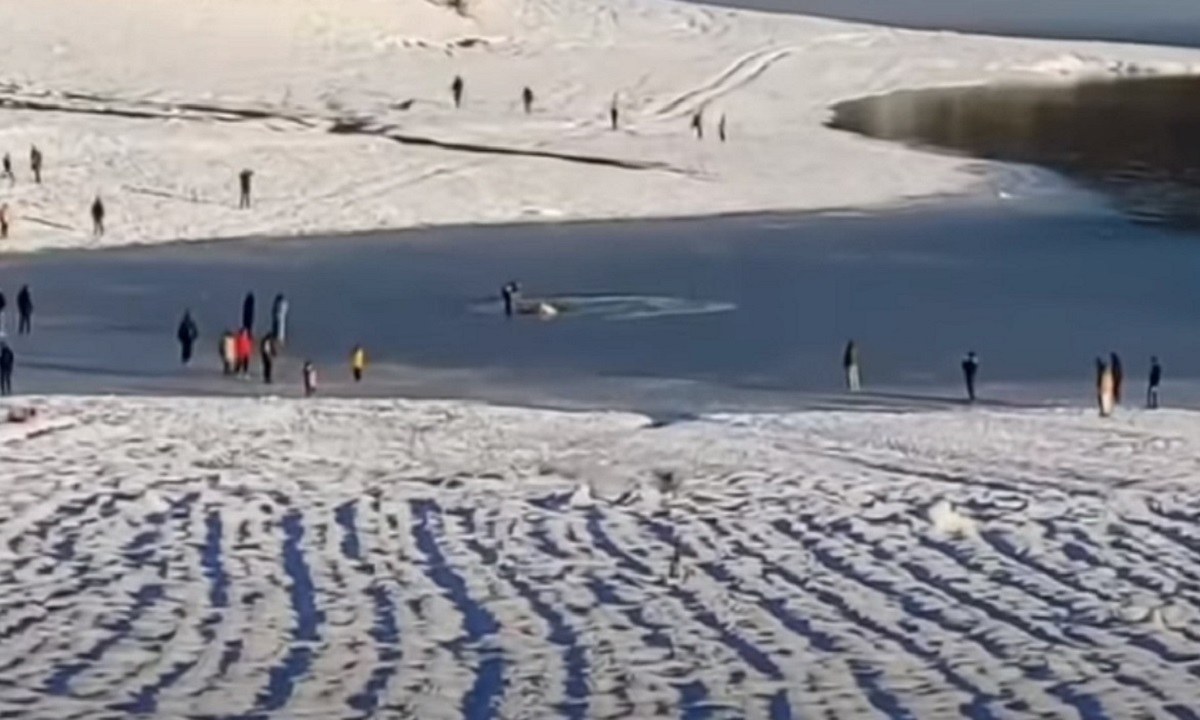 Λίμνη Πλαστήρα: Επισκέπτες βρέθηκαν να κολυμπούν στο νερό όταν υποχώρησε ο πάγος κάτω από τα πόδια τους! Δείτε το βίντεο.