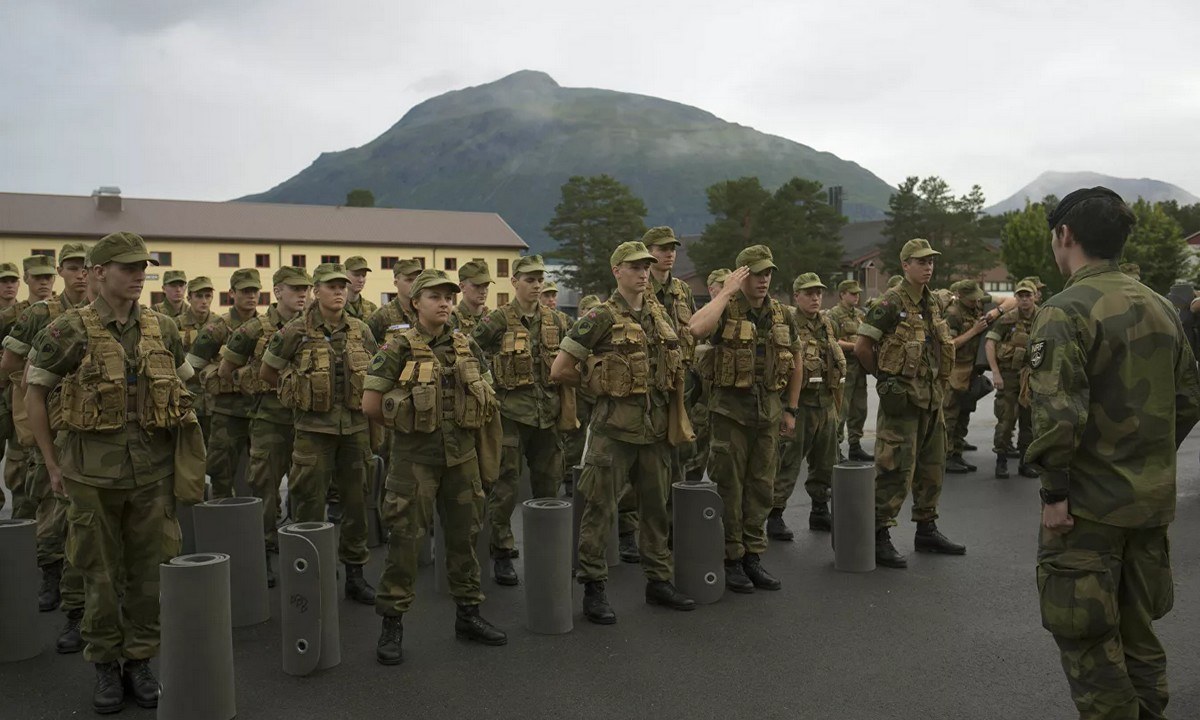 Πού άνδρες και γυναίκες στο στρατό θα φορούν χρησιμοποιημένα σουτιέν, μποξεράκια και κάλτσες