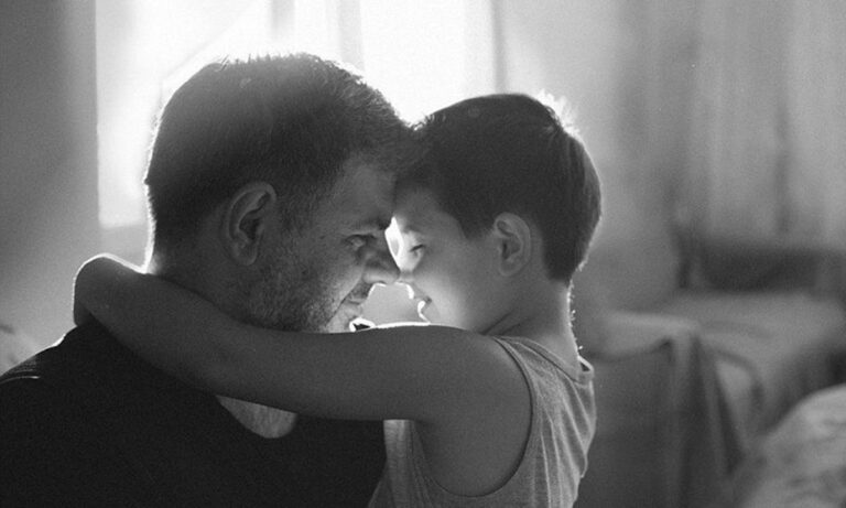 Παγκόσμια ημέρα αγκαλιάς: Κανένα μικροπρεπές γινάτι δεν πρέπει να στερεί σε έναν άξιο πατέρα την αγκαλιά του παιδιού του!