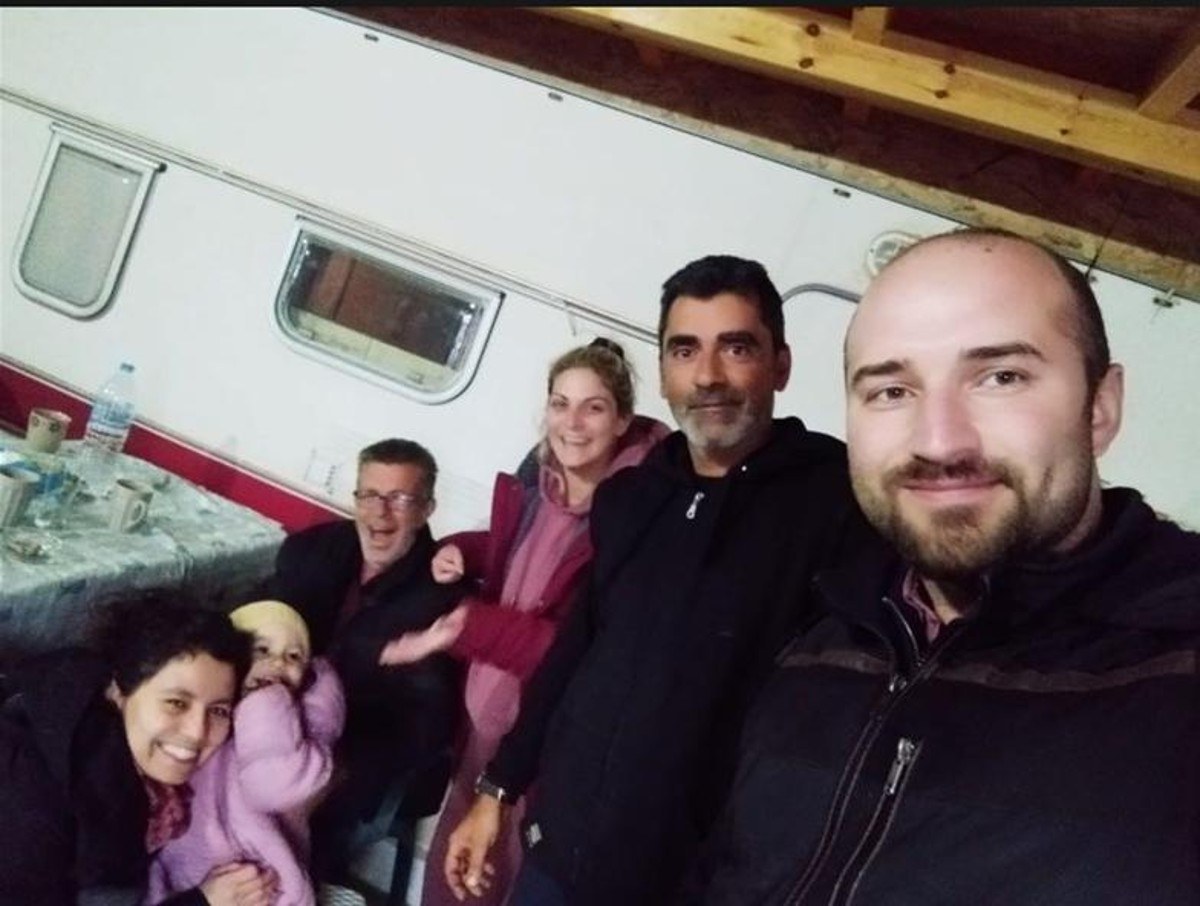 Ψέριμος: Το ζευγάρι με το παιδί ισχυρίστηκε ότι διώκεται από το καθεστώς Ερντογάν και ότι σκοπεύει να ζητήσει πολιτικό άσυλο από την Ελλάδα.