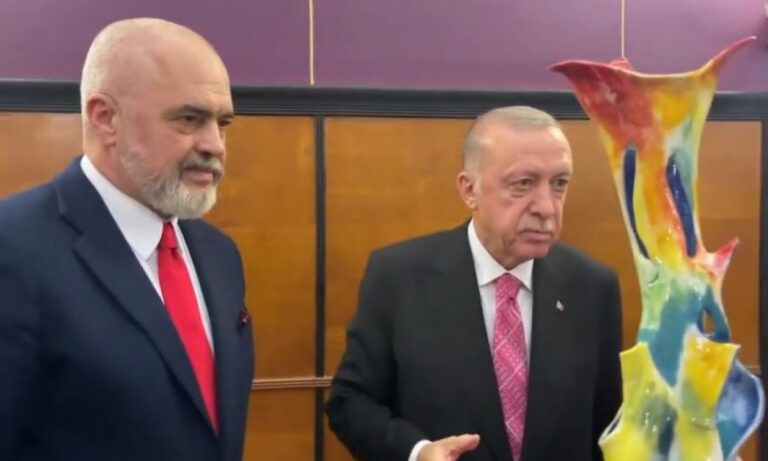 Ερντογάν: Το «κιτς» δώρο που έφτιαξε ο Έντι Ράμα για τον Τούρκο πρόεδρο (vid)