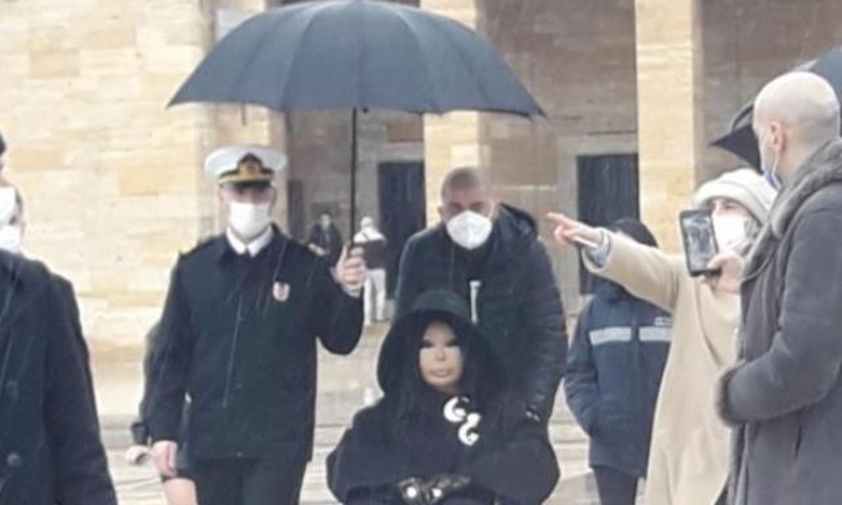 Αντικείμενο έντονου σχολιασμού έχει γίνει στην Τουρκία η εικόνα αξιωματικός να κρατά ομπρέλα σε τραγουδίστρια σε μια δημόσια εμφάνιση.