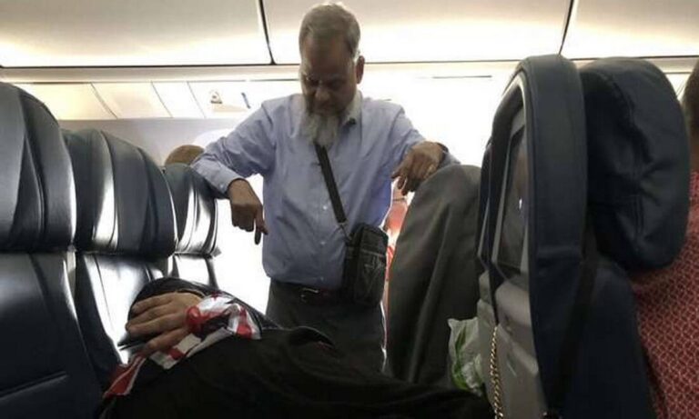 Viral: Άνδρας στάθηκε όρθιος για έξι ώρες σε πτήση για να κοιμηθεί η γυναίκα του άνετα!