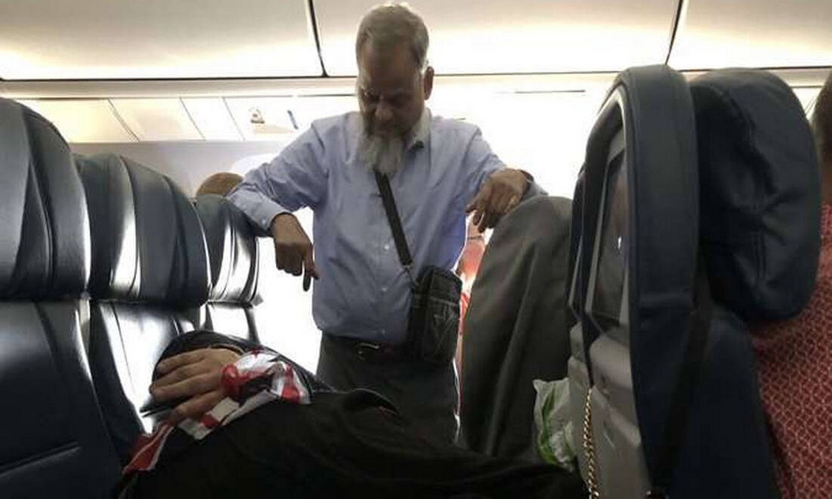 Άνδρας στάθηκε όρθιος για έξι ώρες σε πτήση και έγινε viral( (vid)