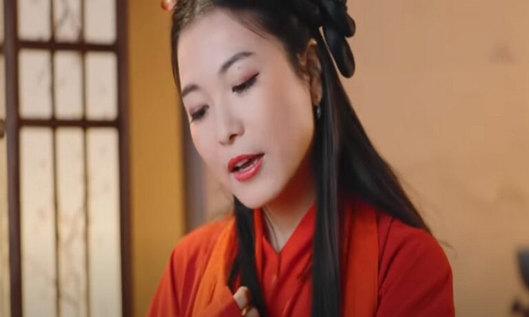 Viral: Αυτή είναι η Κινέζα που τραγούδησε Παπαρίζου σε άπταιστα ελληνικά!
