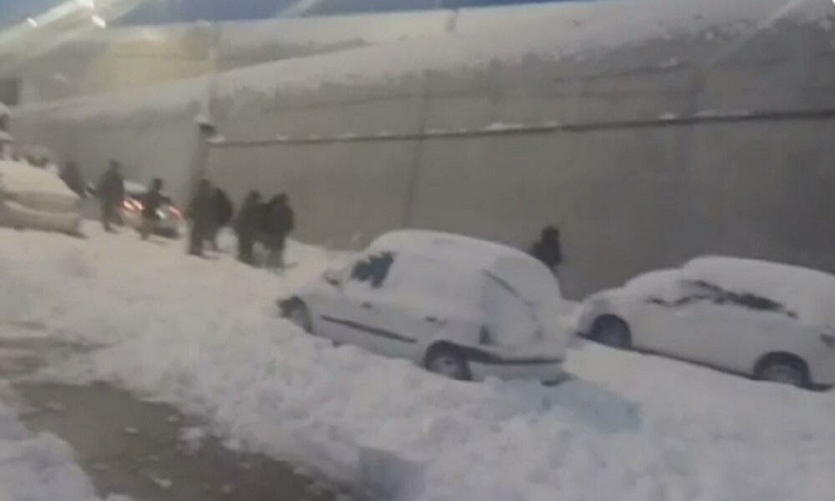 Ο Μητσοτάκης καλύπτει την ανικανότητα με παροχές