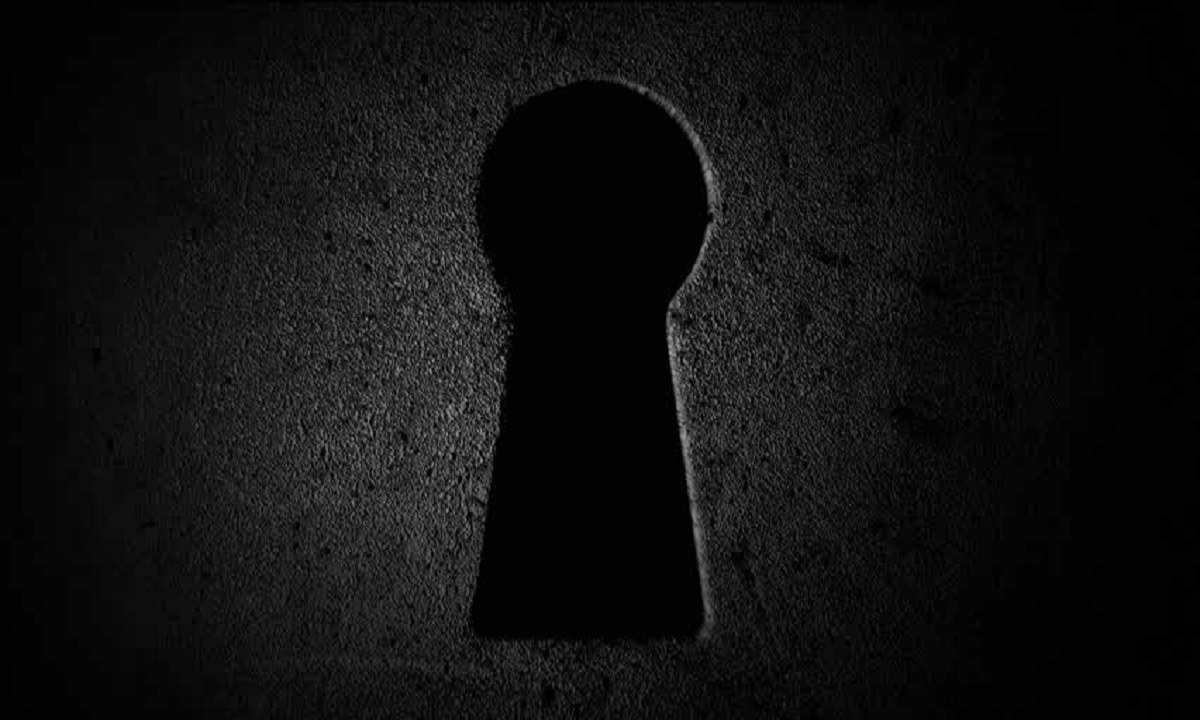 Η κοινωνία χρειάζεται οπωσδήποτε πρότυπα αλλά όχι από την κλειδαρότρυπα