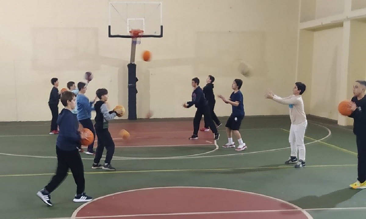 Το μπάσκετ ενώνει παιδιά μεταναστών και ορφανοτροφείου