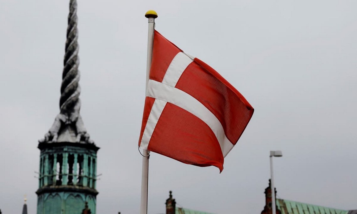 Η Δανία γίνεται η πρώτη χώρα που οδεύει προς πλήρη παύση των εμβολιασμών. Την ίδια στιγμή στην Ελλάδα, η κυβερνητική προπαγάνδα συνεχίζει να «μεγαλουργεί».
