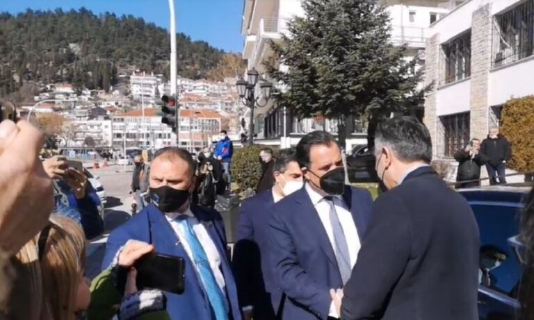 Ο υπουργός Ανάπυξης Άδωνις Γεωργιάδης βρέθηκε στην Καστοριά και έγινε αποδέκτης έντονων αποδοκιμασιών από το πλήθος!