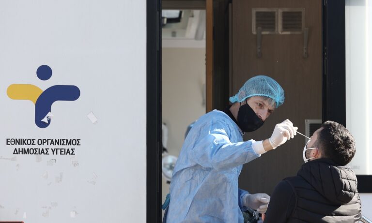 Κορονοϊός: Κόβουν μεροκάματα σε ανεμβολίαστους που δεν κάνουν rapid test