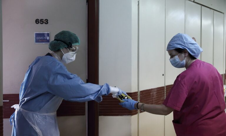 Γιατροί σε αναστολή: Από την μάχη κατά του κορονοϊού… τώρα κάνουν λάντζα για να ζήσουν λόγω της υποχρεωτικότητας