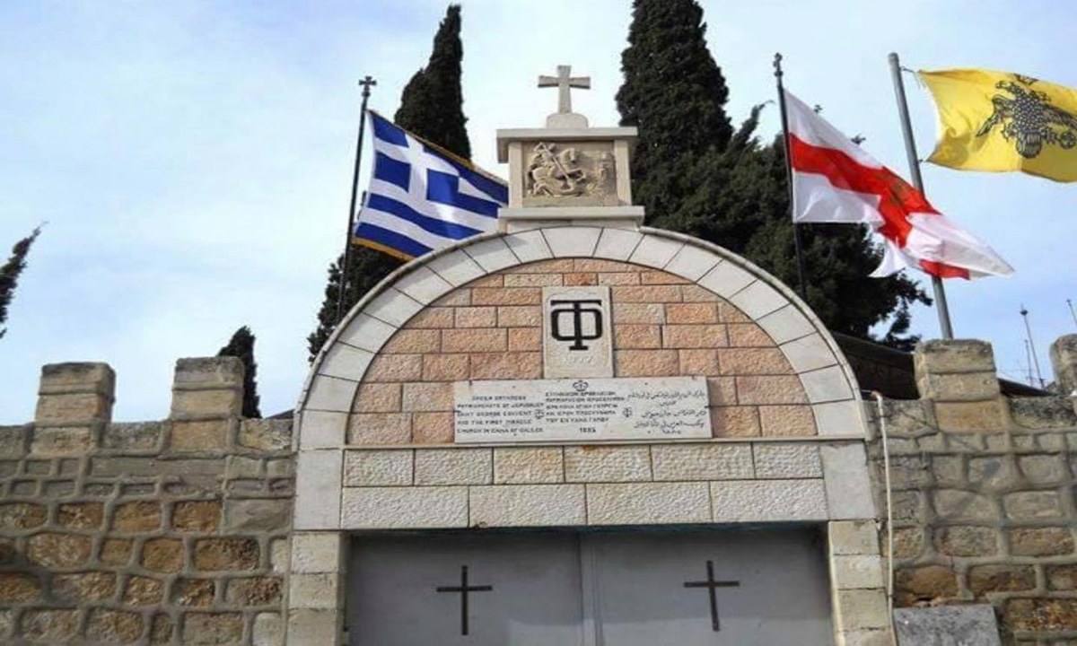 Οι Αγιοταφίτες πατέρες κρατούν την Ελληνική σημαία ψηλά στα Πανάγια προσκυνήματα, άλλα στέλνουν κραυγή αγωνίας. Εμείς γιατί παραμένουμε επαναπαυμένοι;