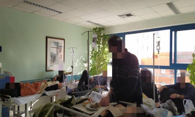 Tριτοκοσμικές εικόνες στο Αττικόν με ράντζα σε χώρο σαλονιού – «Ντρεπόμαστε που δουλεύουμε σε τέτοιες συνθήκες», λένε οι γιατροί
